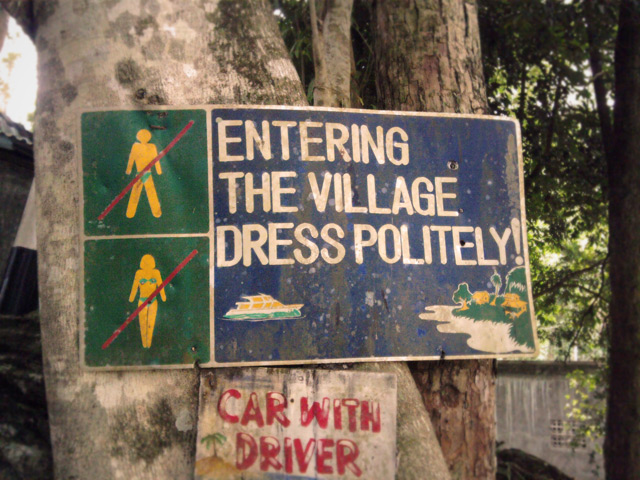 apel la decenta entering the village dress politely